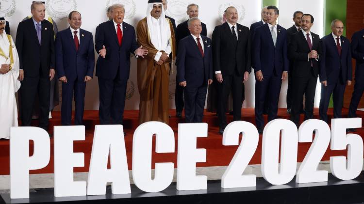 Dignatarios posan durante la foto familiar en la Cumbre de Paz de Gaza en Sharm el Sheij, Egipto.