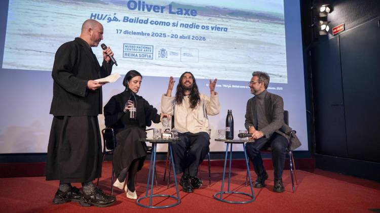 El cineasta gallego Oliver Laxe (2d), durante la presentación de la instalación 'Oliver Laxe, HU/هُوَ. Bailad como si nadie os viera', parte de la investigación y de las grabaciones de la película Sirāt, Gran Premio del Jurado en Cannes, 2025, llevada a cabo por el director del Museo de Arte Reina Sofía, Manuel Segade (i), este martes en dicho museo, en Madrid.