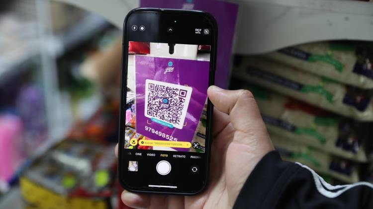 Fotografía de archivo de una persona escaneando un código QR con su teléfono en Lima (Perú). EFE/ Paolo Aguilar / ARCHIVO