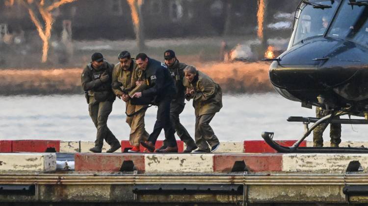 Fotografía del presidente de Venezuela, Nicolás Maduro, y su esposa, Cilia Flores, rumbo a la corte en Nueva York.