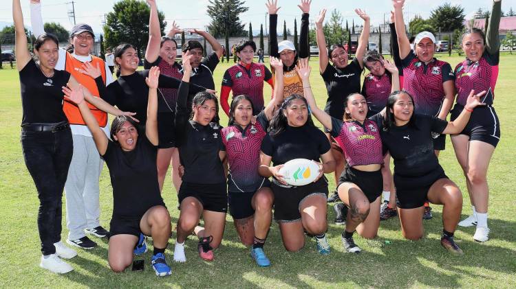 Fotografía del 25 de octubre de 2025 de un grupo de jugadoras de los equipos Las Jaguares Rugby Club (negro) y Las Cariocas (rojo) posando al finalizar un partido en el Centro Universitario de Ixtlahuaca (México). EFE/ Mario Guzmán