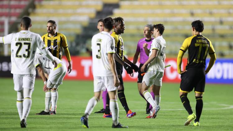 Jovani Welch (centro) debutó oficialmente con The Strongest al ingresar en los minutos finales del triunfo ante Deportivo Táchira por la Copa Libertadores.