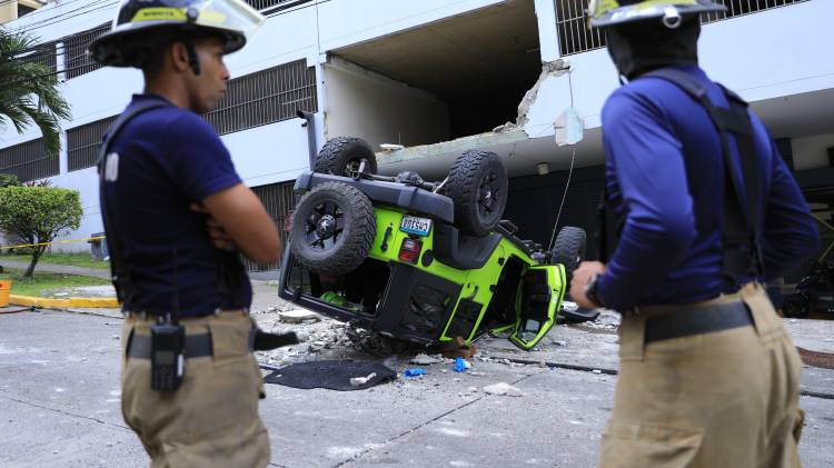 ¡Qué mameyazo! Auto cae de estacionamiento | Conductor sobrevive