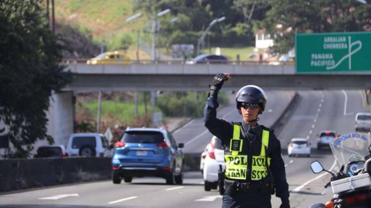 La Policía Nacional aplicará inversión de carriles en puntos estratégicos de Panamá Oeste y San Carlos para agilizar la movilidad durante los Carnavales.