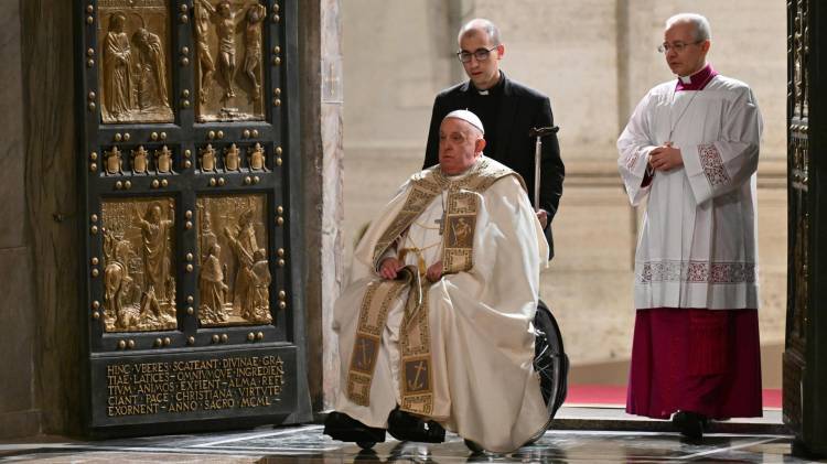 Imagen del papa Francisco en la Puerta Santa de la Basílica de San Pedro en el Vaticano. EFE/EPA/Alberto Pizzoli / POOL