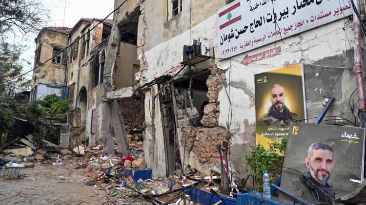 Daños en un edificio tras un ataque aéreo israelí en el distrito de Zuqaq al-Blat, en el centro de Beirut, Líbano, 19 de noviembre de 2024. La Agencia Nacional de Noticias estatal libanesa informó de que dos misiles impactaron en el distrito central de Zuqaq al-Blat y, según el Ministerio de Sanidad libanés, cinco personas murieron y otras treinta y una resultaron heridas en el ataque aéreo. Según el Ministerio de Sanidad libanés, más de 3.500 personas han muerto y más de 14.900 han resultado heridas en Líbano desde la escalada de las hostilidades entre Israel y Hezbolá. (Líbano, Hizbulá/Hezbolá) EFE/EPA/WAEL HAMZEH