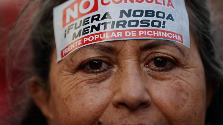 Personas se manifiestan en contra del referéndum.