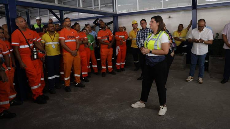 Ministra reunida con los trabajadores del puerto Balboa.