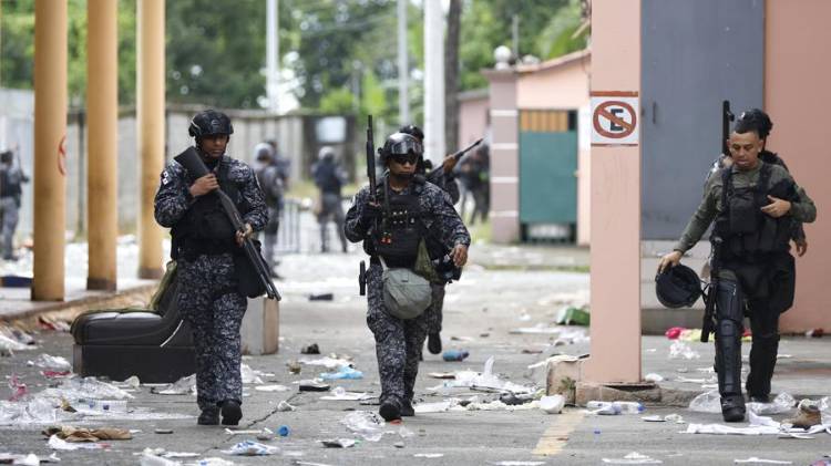 Integrantes de la Policía Nacional vigilan una calle durante la jornada de protestas en Changuinola, Bocas del Toro.