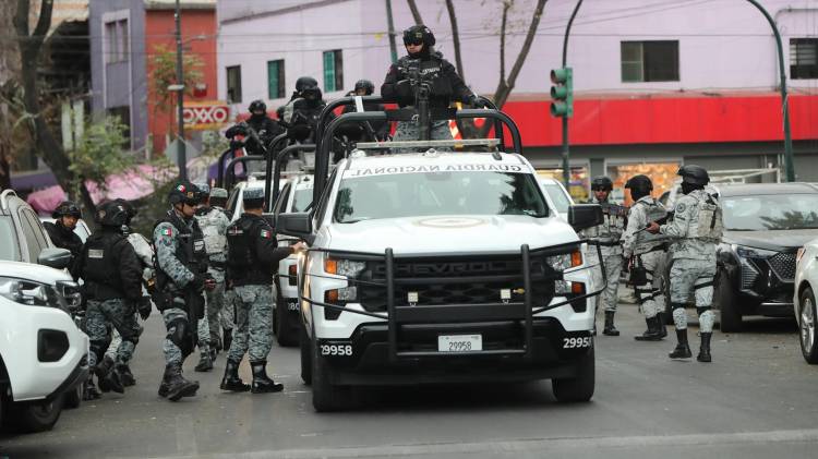 Integrantes de la Guardia Nacional resguardan la zona donde trasladaron el cuerpo de Nemesio Rubén Oseguera Cervantes, alias 'El Mencho', líder del Cártel Jalisco Nueva Generación (CJNG) abatido en Ciudad de México (México). EFE/ Mario Guzmán