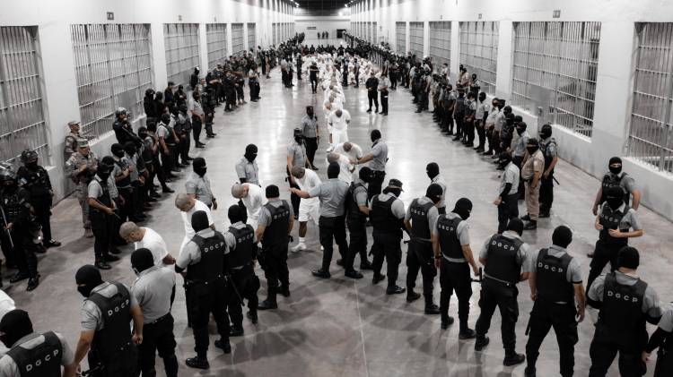 Fotografía cedida el pasado 15 de marzo por la Presidencia de El Salvador en la que se registró a cientos de guardias del Centro de Confinamiento del Terrorismo (Cecot) al ingresar a decenas de ciudadanos venezolanos, deportados desde EE.UU. y acusados de presuntamente pertenecer a la Organización criminal transnacional Tren de Aragua, a esta cárcel en Tecoluca (El Salvador). EFE/Presidencia de El Salvador