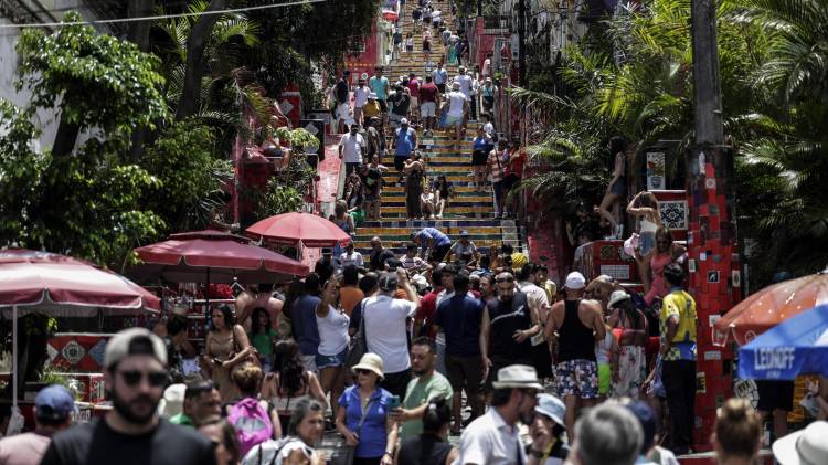 Fotografía de archivo del 23 de enero de 2023 que muestra a personas recorriendo la Escalera de Selarón en el centro de Río de Janeiro (Brasil).