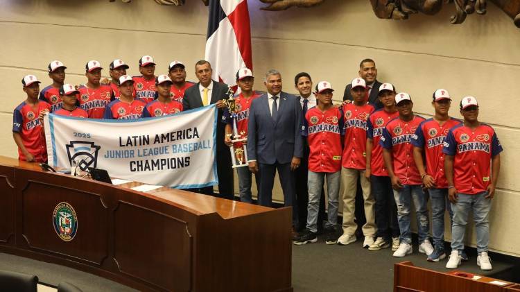 El equipo campeón preintermedio de Pequeñas Ligas de Antón, recibió la cortesía de sala en la Asamblea Nacional para solicitar apoyo para la Serie Mundial Junior en Taylor, Michigan.
