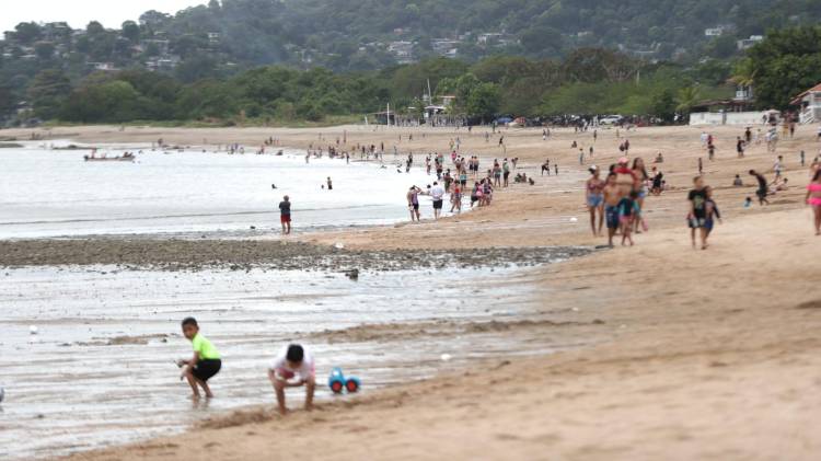 Disfrutan de la belleza natural que ofrece la Playa Veracruz.