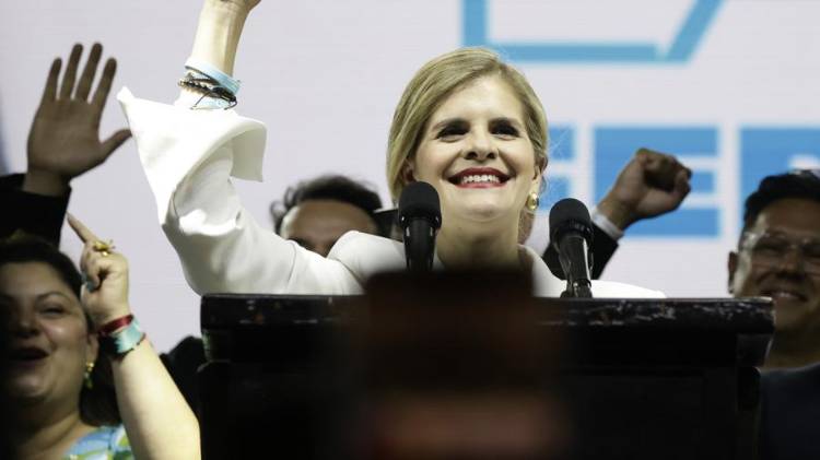 La candidata derechista del Partido Pueblo Soberano Laura Fernández celebra este domingo.