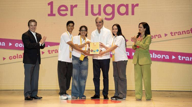 El presidente de República Dominicana, Luis Abinader (c), posa con los ganadores de la categoría Idea Conceptual en la clausura de 'Expo Nacional República de Ideas'.