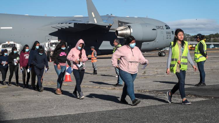 Guatemaltecos son deportados en aviones militares. En Estados Unidos se han registrado protestas.