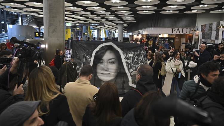 Un grupo de personas sostiene una pancarta con la foto de Rocío San Miguel, una de las liberadas en Venezuela, en el Aeropuerto Adolfo Suárez Madrid Barajas, este viernes. Los cinco presos españoles liberados en Venezuela llegaron a Madrid este viernes en un vuelo procedente de Bogotá, según confirmó el ministro de Asuntos Exteriores, José Manuel Albares, en un mensaje en la red social X. EFE/Fernando Villar
