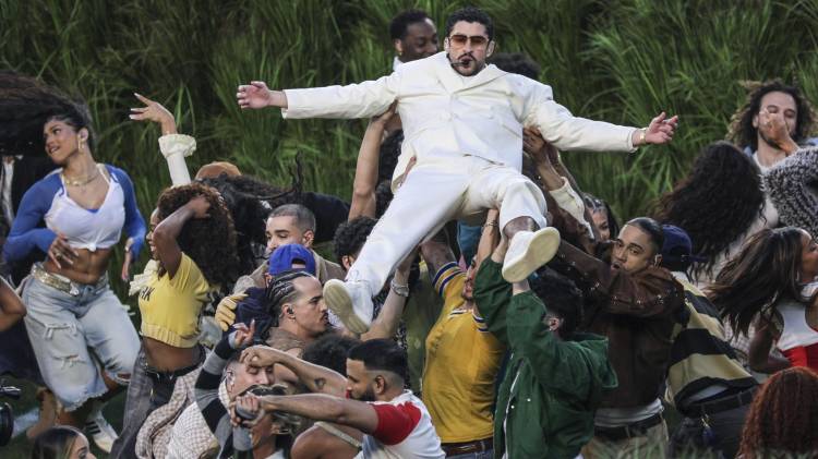 Bad Bunny presenta un performance durante el medio tiempo del Super Bowl LX