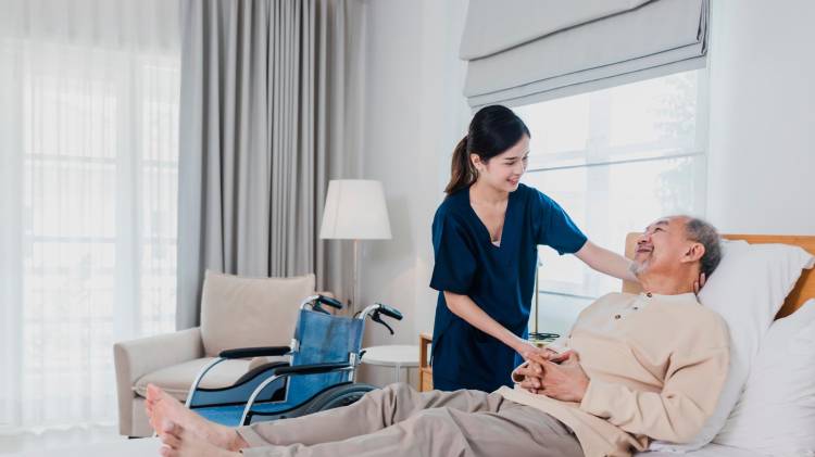 Los abuelos pueden sentirse frustrados, tristes o ansiosos por su incapacidad para moverse con libertad y es ahí bueno la atención emocional.