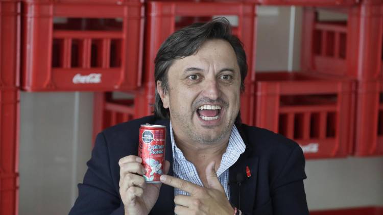 Fotografía del vicepresidente de Asuntos Públicos, Comunicaciones y Sostenibilidad para la Zona Centro de Coca-Cola Latinoamérica, Daniel Suárez, hablando durante una entrevista con EFE en Bogotá (Colombia). EFE/ Carlos Ortega