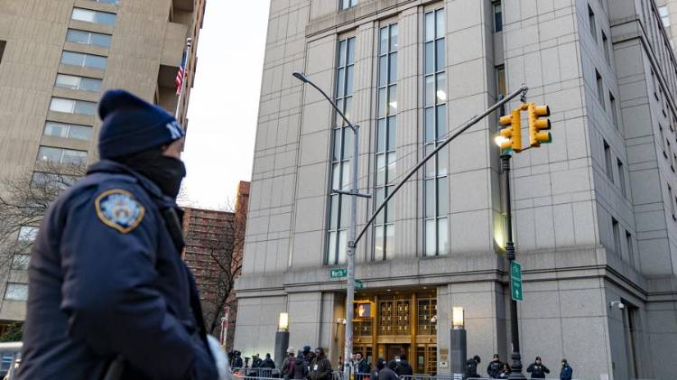 Lunes. Maduro llegó junto a su esposa, Cilia Flores, al tribunal federal del sur de Nueva York, en Manhattan, donde comparecerá por primera vez ante un juez.