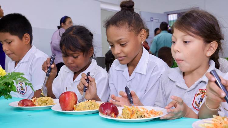 Distribuyen alimentos a escuelas con clases activas en todo el país.
