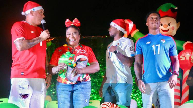 Blas Pérez, en tarima con la alcaldesa Nadine González, y los futbolistas Armando Cooper y Luis Ovalle.