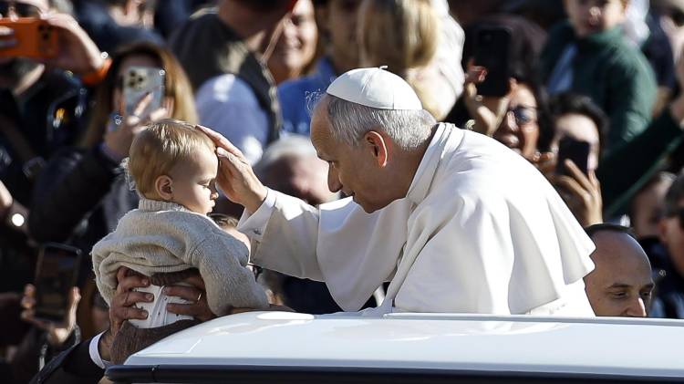 El papa León XIV bendice a un niño desde el papamóvil durante la Audiencia. EFE/EPA/ANGELO CARCONI