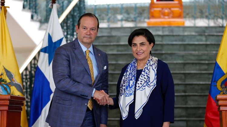 La canciller de Ecuador, Gabriela Sommerfeld junto a Javier Martínez Acha.