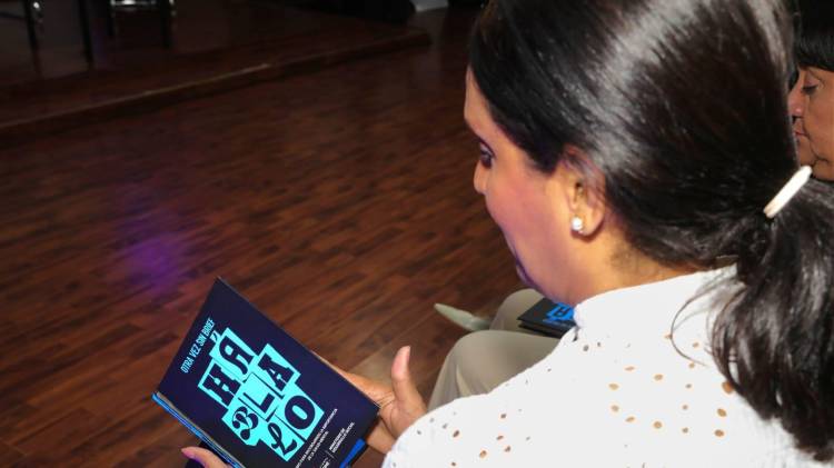 “Há-bla-lo”, es una guía que promueve el bienestar emocional a través de mensajes positivos y ejercicios prácticos.