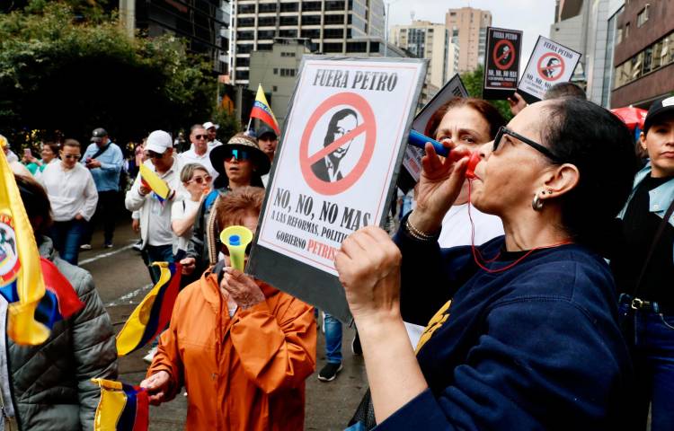 Los colombianos hacen en las calles la mayor manifestación contra el Gobierno de Petro
