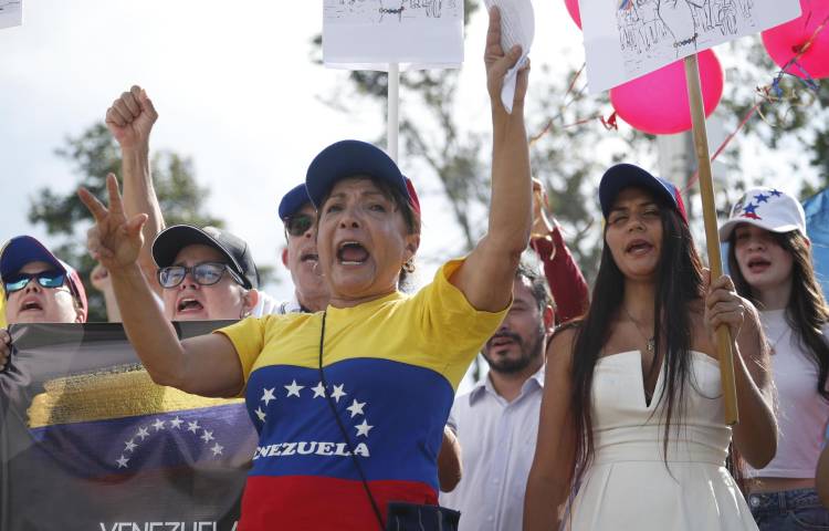 Venezolanos participan en una manifestación en rechazo a los resultados del Consejo Nacional Electoral (CNE).