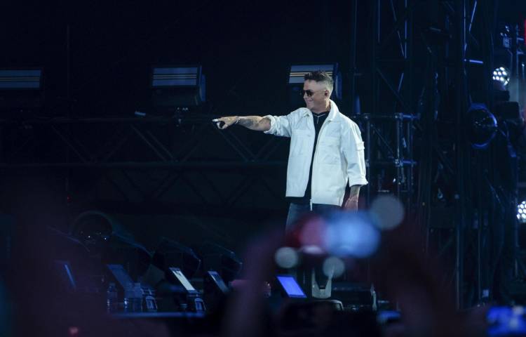 Fotografía de archivo del cantante Alejandro Sanz en el 'Concierto Telefónica 100 Live' celebrado en el estadio Santiago Bernabéu, en Madrid (España). EFE/Fernando Villar