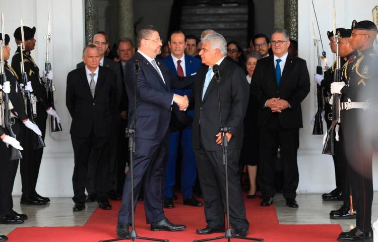 Mulino recibió a su homólogo de Costa Rica en el Palacio de las Garzas.