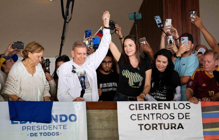El candidato a la presidencia de Venezuela Edmundo González (c) saluda junto a la líder opositora María Corina Machado (2-d) durante un acto de campaña, en la Universidad Central de Venezuela (UCV) en Caracas (Venezuela).