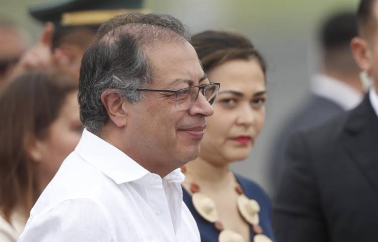 Petro llega a Panamá para asistir a la investidura del nuevo presidente