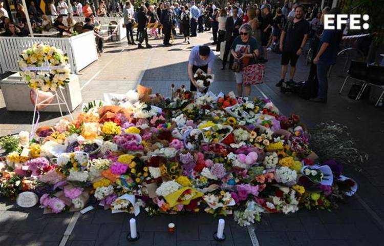 Flores colocadas junto al centro comercial de Sídney donde un hombre mató a seis personas a cuchilladas.