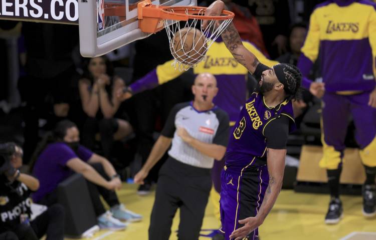 Anthony Davis, de Los Ángeles Lakers, realiza un mate durante el encuentro que midió a su equipo contra los Phoenix Suns.