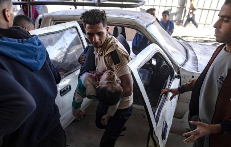 Un palestino traslada a un menor herido a un hospital en Jan Yunis. EFE/EPA/HAITHAM IMAD ATTENTION EDITORS: GRAPHIC CONTENT