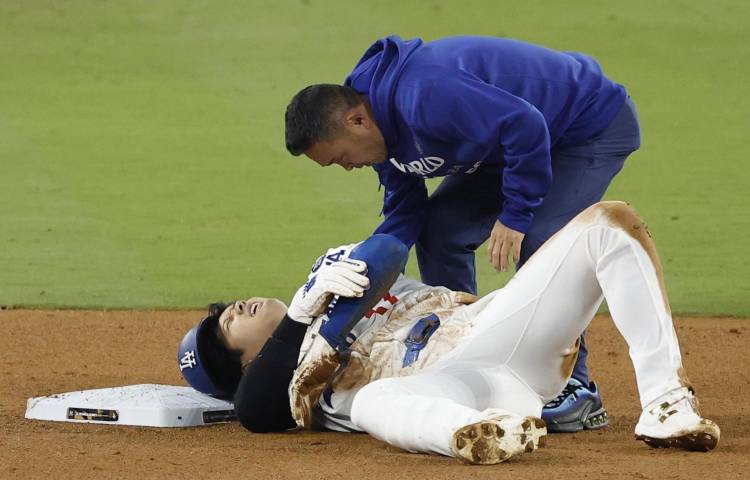 El japonés Shohei Ohtani, de los Dodgers, tuvo que dejar el juego ante los Yanquis por molestias en el hombro en la séptima entrada.