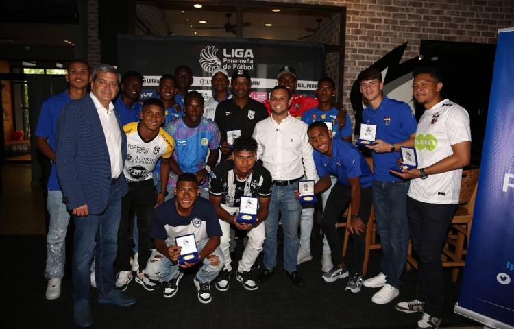 Jugadores y cuerpo técnico recibieron un reconocimiento por parte de la LPF.