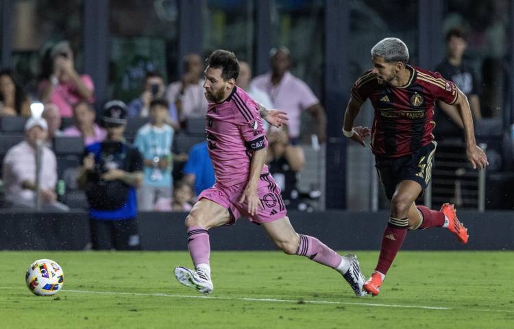 Lionel Messi escapa de la marca del defensor Luis Abram, pero no pudo evitar este sábado la eliminación del Inter Miami a manos del Atlanta United en el Chase Stadium de Fort Lauderdale (Florida).