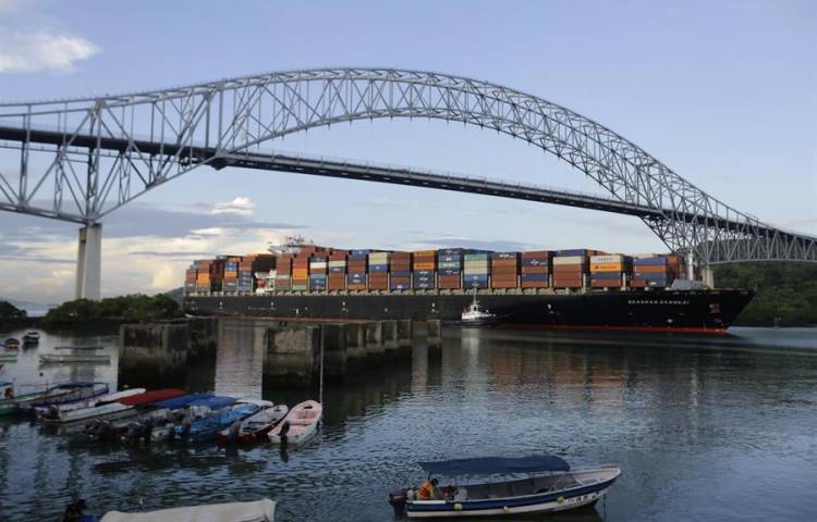 Canal de Panamá eleva a 32 el tránsito diario de buques