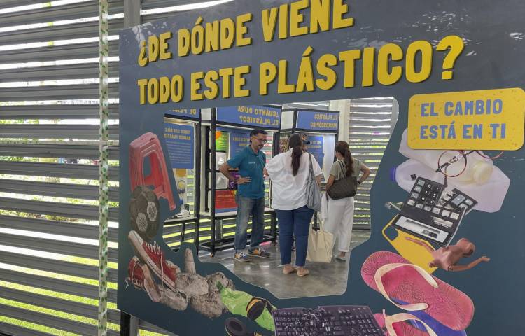 Personas participan en la inauguración del centro de educación ambiental 'La Casa de Wanda' este miércoles en Ciudad de Panamá (Panamá). EFE/Ana De León