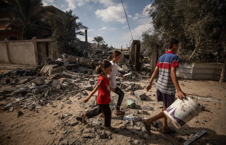 Niños palestinos caminan entre los escombros en Deir Al Balah, en la Franja de Gaza, este 4 de octubre. EFE/EPA/MOHAMMED SABER