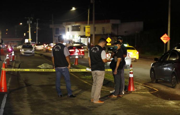 El conductor se detuvo en un resalto y en ese momento los hombres en moto le soltaron repetidos tiros.