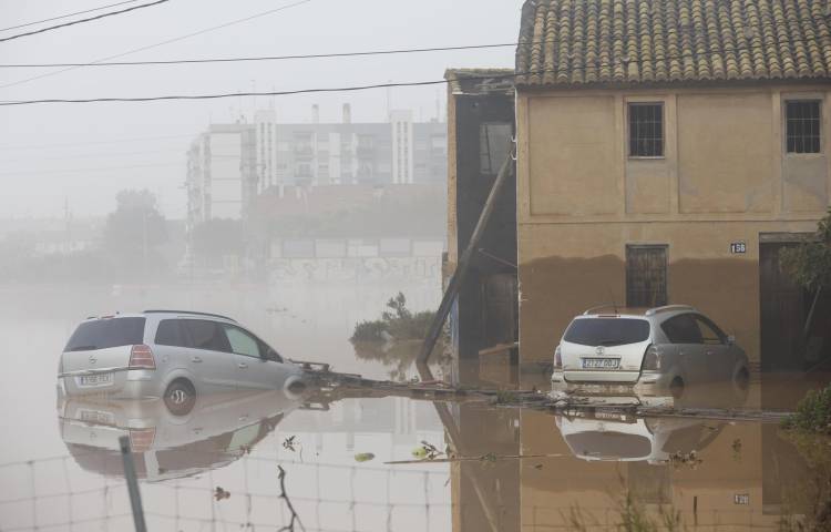 Vista general de una alquería en Sedaví anegada a causa de las lluvias torrenciales de las últimas horas. EFE/Miguel Ángel Polo