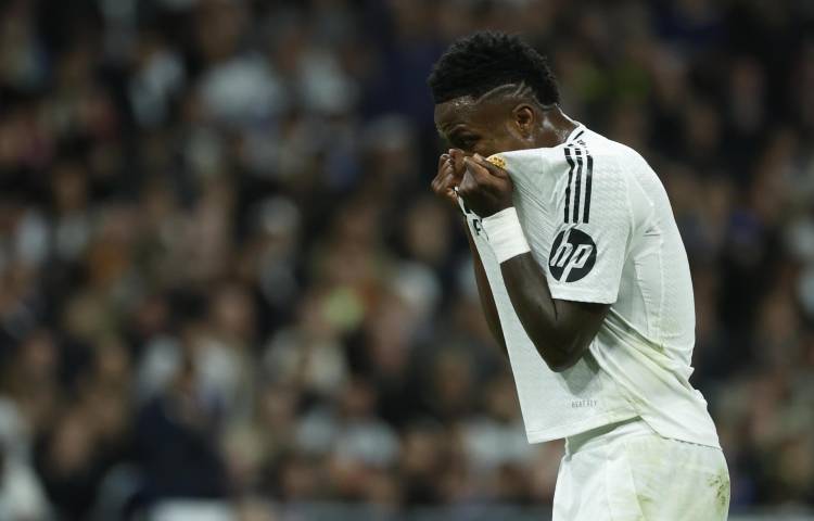 El delantero del Real Madrid Vinicius Jr. durante el partido de la jornada 11 de LaLiga EA Sports entre el Real Madrid y el FC Barcelona, este sábado en el estadio Santiago Bernabéu, en Madrid. EFE/ Juanjo Martín