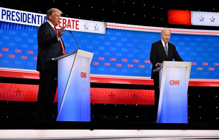 El presidente estadounidense Joe Biden (derecha) y el expresidente estadounidense Donald J. Trump (izq.) participan en el primer debate sobre las elecciones presidenciales de 2024. EFE/EPA/WILL LANZONI / CNN